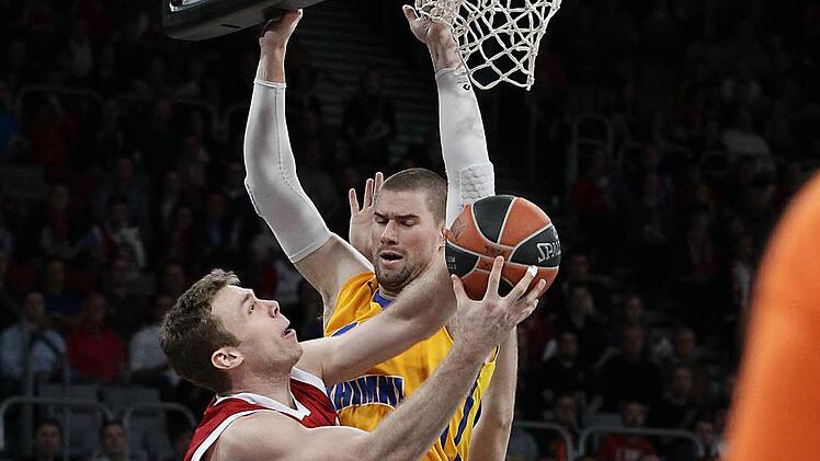 Die Bamberger taten sich anfangs mitunter schwer gestern in den letzten zwei Stunden des Tages gegen die lange Garde aus Moskau. Hier wird es eng für Nicolo Melli (vorn) gegen Paul Davis. Fotos: sportpress
