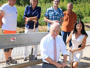 NEVtv-Geschäftsführerin Carmen Becker und Bürgermeister Helmut Blank nahmen den ersten Spatenstich für den Breitbandausbau vor Foto: Heike Beudert