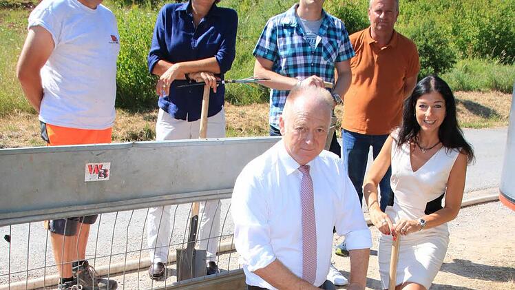 NEVtv-Geschäftsführerin Carmen Becker und Bürgermeister Helmut Blank nahmen den ersten Spatenstich für den Breitbandausbau vor Foto: Heike Beudert