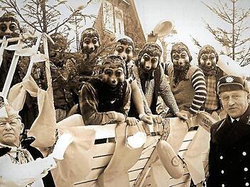 Narrenhochburg Burggrub 1969 - hier ein Ausschnitt aus dem Faschingsumzug mit Präsident Franz Jasper (links) und Polizeihauptmeister Hans Dorn (rechts) Alle Repros: Gerd Fleischmann