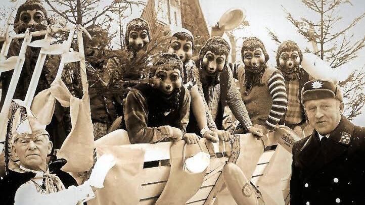 Narrenhochburg Burggrub 1969 - hier ein Ausschnitt aus dem Faschingsumzug mit Präsident Franz Jasper (links) und Polizeihauptmeister Hans Dorn (rechts) Alle Repros: Gerd Fleischmann