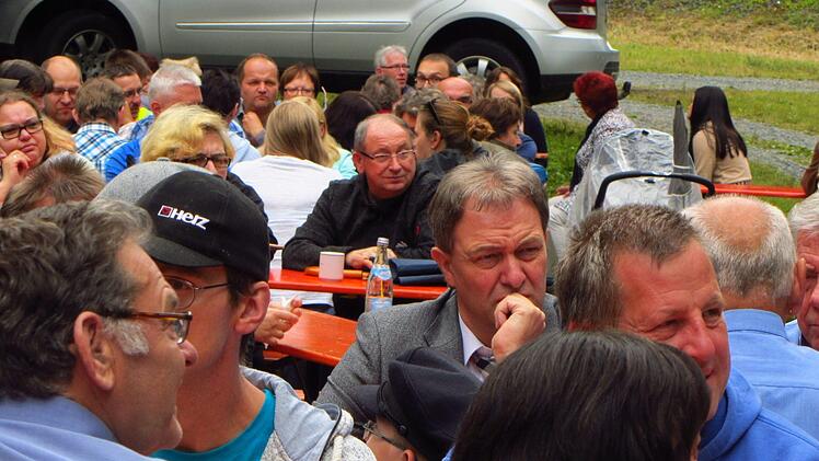 Ein Mühlvogt mitten unter seinen Flößern - Klaus Löffler besuchte gerne das Mühlenfest.  Foto: Susanne Deuerling