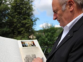 Werner Herold blättert in Erinnerungen. Er hat die Zeitungsausschnitte der ersten Aufführungen des Posaunenchors Buchau aufgehoben. Das Ensemble feiert am Sonntag 40-jähriges Bestehen. Foto: Katharina Müller-Sanke