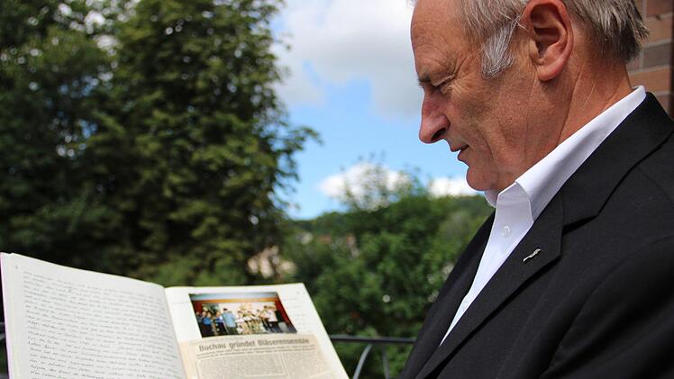 Werner Herold blättert in Erinnerungen. Er hat die Zeitungsausschnitte der ersten Aufführungen des Posaunenchors Buchau aufgehoben. Das Ensemble feiert am Sonntag 40-jähriges Bestehen. Foto: Katharina Müller-Sanke
