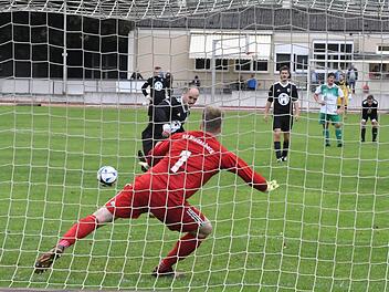 Verladen: Christian Laus gewinnt hier das Elfmeter-Duell mit Riedenbergs Keeper Florian Dorn, was Kissingens Führung bedeutet. Am Ende gewann der FC 06 das Kreis-Derby verdient mit 4:2.Hopf