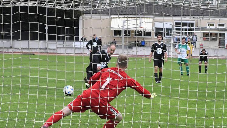 Verladen: Christian Laus gewinnt hier das Elfmeter-Duell mit Riedenbergs Keeper Florian Dorn, was Kissingens Führung bedeutet. Am Ende gewann der FC 06 das Kreis-Derby verdient mit 4:2.Hopf