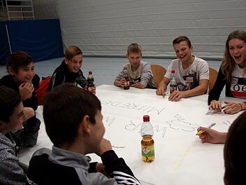 Die Jugendlichen tauschten an Thementischen ihre Ideen aus.   Foto: Richard Sänger