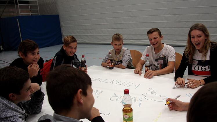 Die Jugendlichen tauschten an Thementischen ihre Ideen aus.   Foto: Richard Sänger