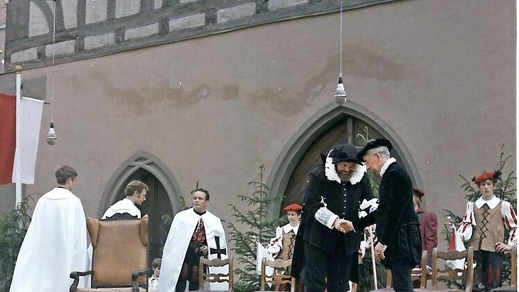 1970 wurde auch ein Spiel vor dem Rathaus aufgeführt.