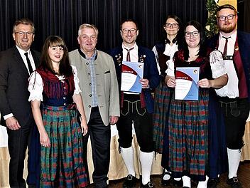 Ehrungen beim Musikverein Neukenroth. Von links: Bürgermeister Rainer Detsch, Zweite Vorsitzende Stephanie Schmitt, Kreisvorsitzender Wolfgang Müller, Kreisdirigent Roman Steiger, Sarah Neubauer, Samantha Schubert und Vorsitzender Julian Kaim  Foto: Gerd Fleischmann