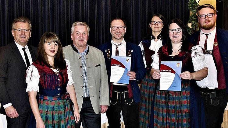 Ehrungen beim Musikverein Neukenroth. Von links: Bürgermeister Rainer Detsch, Zweite Vorsitzende Stephanie Schmitt, Kreisvorsitzender Wolfgang Müller, Kreisdirigent Roman Steiger, Sarah Neubauer, Samantha Schubert und Vorsitzender Julian Kaim  Foto: Gerd Fleischmann