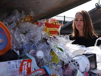 Zufrieden nach dem Experiment: Zu diesem Plastikberg im Wertstoffhof hat Dunja Neupert 40 Tage lang nicht beigetragen. Foto: Christoph Wiedemann
