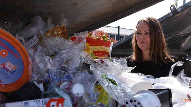 Zufrieden nach dem Experiment: Zu diesem Plastikberg im Wertstoffhof hat Dunja Neupert 40 Tage lang nicht beigetragen. Foto: Christoph Wiedemann