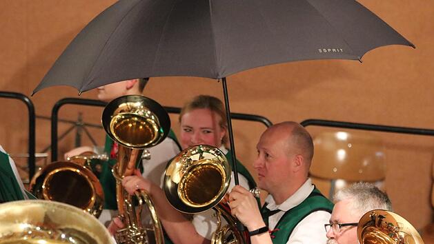Gute Laune herrschte beim Auftritt des Wildfleckener Musikzuges in der neu gebauten Turnhalle in der Ortsmitte. Foto: Sebastian Schmitt