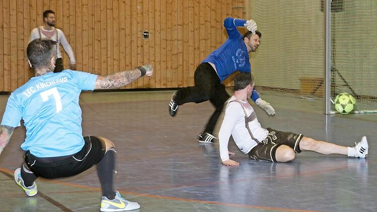 Trotz aller Gaudi wird beim Hallencup der Turbine mit viel Einsatz um den Turniersieg gekämpft. Archivbild: Klaus Gagel