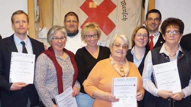 Langjährige Mitglieder beim BRK Bad Brückenau wurden geehrt( von links) André Kaiser, Anja Rupprecht, Rainer Schumm, Regina Gerhard, Irmgard Prucha, Kathrin Halbleib, Alexander Kretz und Sieglinde Vieres. Foto: Marion Eckert