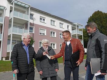 Willy Zier (links) hat's schriftlich:  Am 7. Januar 1974 ist ihm und seiner Frau per Brief der GWG  eine Wohnung in der Heubischer Straße zugewiesen worden. Heute freut er sich gemeinsam mit Erika Zier, Josef Gerstl und Bernd Heinrich (weiter, von links), dass die Mehrfamilienhäuser  nach einer umfangreichen Modernisierung in einem super  Zustand sind.Foto: erthold Köhler