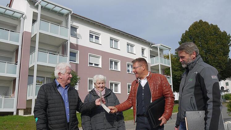 Willy Zier (links) hat's schriftlich:  Am 7. Januar 1974 ist ihm und seiner Frau per Brief der GWG  eine Wohnung in der Heubischer Straße zugewiesen worden. Heute freut er sich gemeinsam mit Erika Zier, Josef Gerstl und Bernd Heinrich (weiter, von links), dass die Mehrfamilienhäuser  nach einer umfangreichen Modernisierung in einem super  Zustand sind.Foto: erthold Köhler