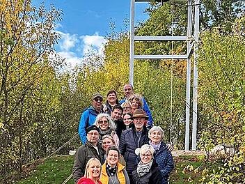 Die Wandergruppe mit Vorsitzender Kerstin Röling (vorne) ist an der Marienglocke angekommen.