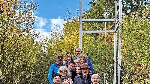 Die Wandergruppe mit Vorsitzender Kerstin Röling (vorne) ist an der Marienglocke angekommen.