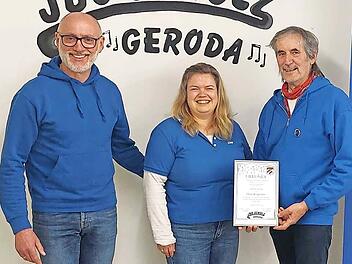 Das JBO Scholz hat einen neuen Ehrendirigenten: (von links) Karl Bienmüller (Vorsitzender), Lisa Väth (Vorsitzende) und Joachim Scholz (Ehrendirigent).