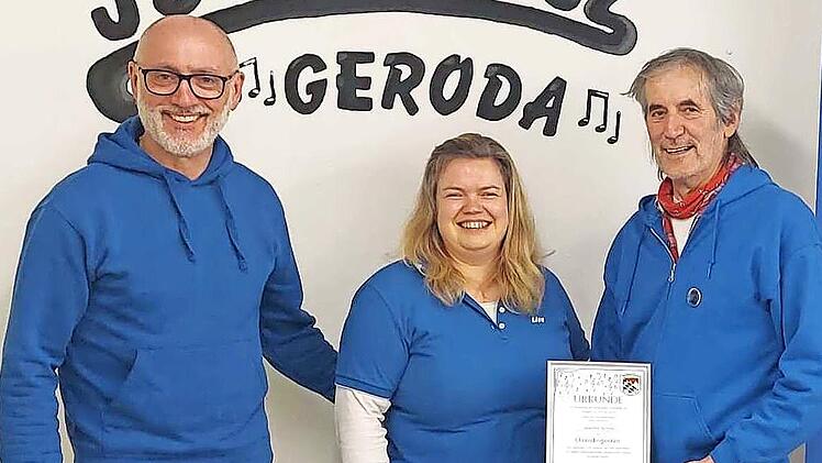 Das JBO Scholz hat einen neuen Ehrendirigenten: (von links) Karl Bienmüller (Vorsitzender), Lisa Väth (Vorsitzende) und Joachim Scholz (Ehrendirigent).