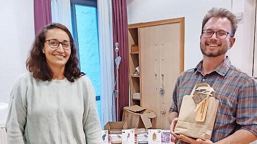 Johanna Stumpner, 2. Vorsitzende der Eine-Welt-Gruppe, bedankt sich bei Dr. Arno Wielgoss für den intensiven und anregenden Vortrag über das wegweisende Projekt Perú Puro, bei dem die Produktion von Kakao mit sozialer Verantwortung, Fairness und Ö...