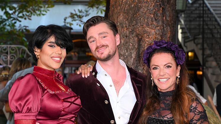 Lambert Neubauer, seine Frau Maha und Christine Neubauer hatten beim "Heidifest" im M&uuml;nchner Hofbr&auml;uhaus 2025 sichtlich Spa&szlig;.