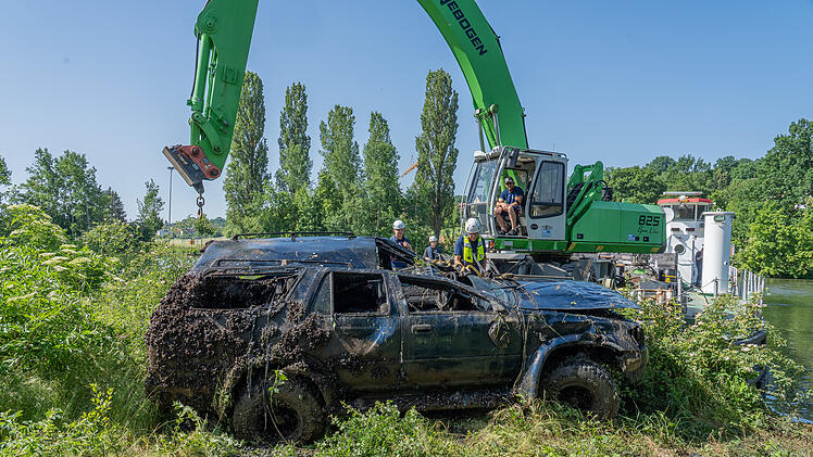 Gestohlenes Auto nach 20 Jahren aus Main-Donau-Kanal in Forchheim gezogen