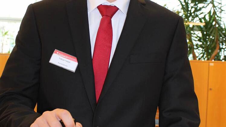 Will Bankkaufmann werden: Fabian Tatzler stand gestern an  seinem ersten Ausbildungstag hinter dem Schalter schon mal Probe.