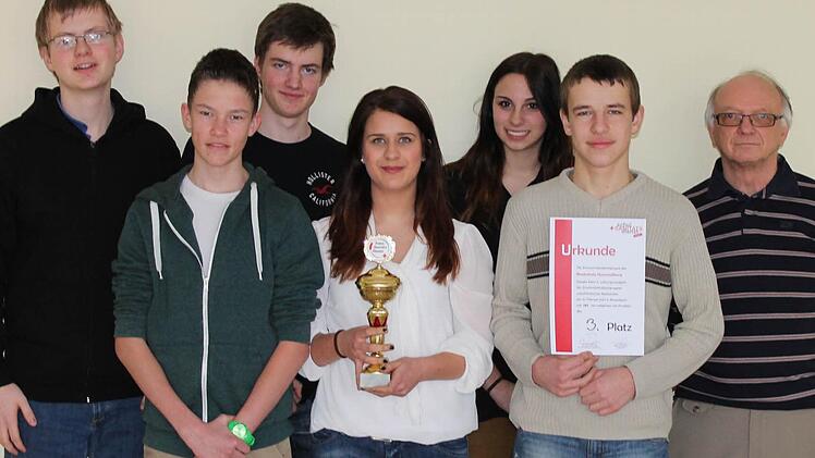 An dem sch&ouml;nen Erfolg der Schulsanit&auml;ter der Jakob-Kaiser-Realschule waren beteiligt: Felix Hertlein, Niklas G&ouml;&szlig;mann-Schmitt, Benedikt Schlereth, Linda Heid, Larissa M&uuml;tzel und Christoph Fella. Die betreuende Lehrkraft war Gerd Sch&auml;fer. Foto: privat