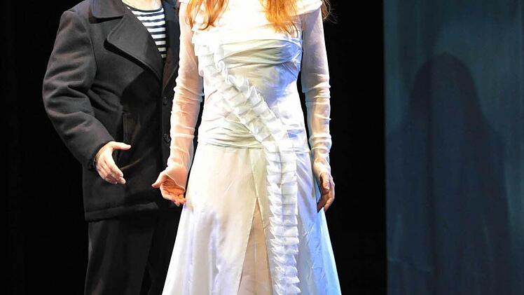 Leila Pfister als Wahrsagerin Ulrica und Milen Bozhkov als Gustavo III. Foto: Andrea Kremper