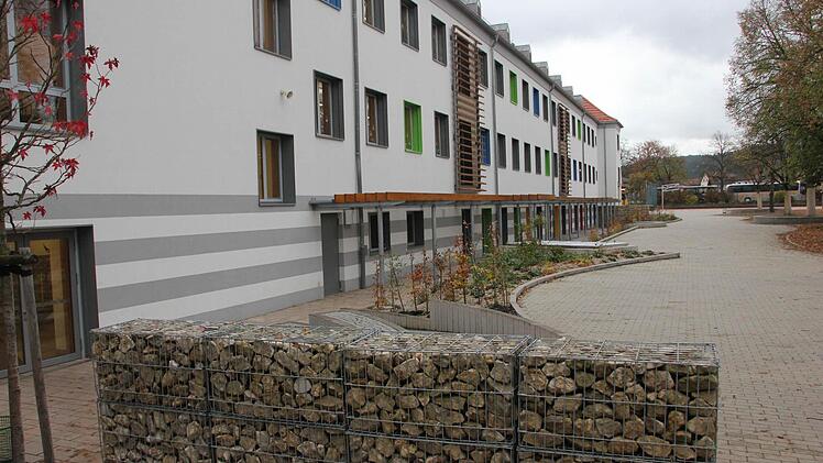Das Hauptgebäude der Schule wurde bereits generalsaniert. Die Außenanlagen sind mittlerweile fertig gestellt.