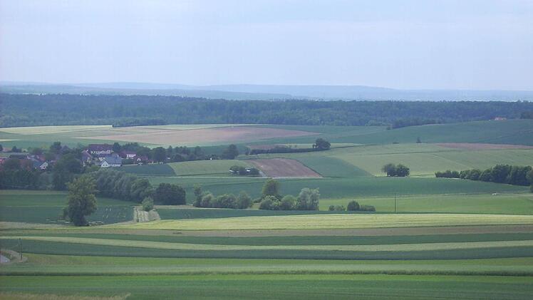Wäre schon ein Platz für ein Königsgrab: Blick von der Anhöhe am Ortsrand von Roschlaub inRichtung Maintal, links Schweisdorf.  Foto: Hans Werner Penning