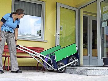 Barrierefrei sind die Zugänge des Kindergartens "Löwenzahn" in Schney nicht, wie Manuela Dorst hier demonstriert. Bei der Generalsanierung soll das nun geändert werden. Foto: Markus Häggberg
