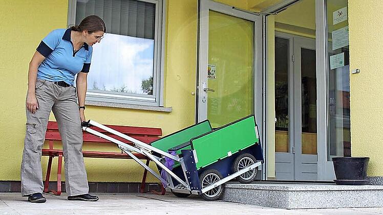 Barrierefrei sind die Zugänge des Kindergartens "Löwenzahn" in Schney nicht, wie Manuela Dorst hier demonstriert. Bei der Generalsanierung soll das nun geändert werden. Foto: Markus Häggberg