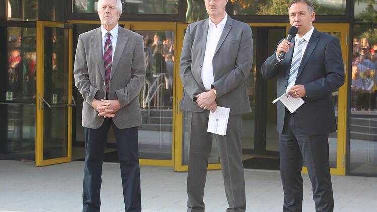 Bernd Lohneiß, Gerald Brehm und Alexander Tritthart (v. l.) freuten sich über den fertigen Neubau.