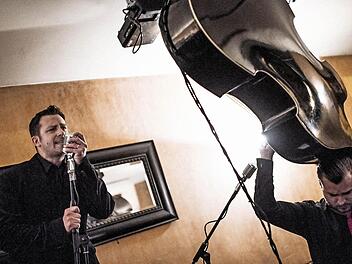 Paul Zimmermann schreit sich die Seele aus dem Leib und Max Fischer spielt den schweren Standbass auf dem Rücken. "Paul Carpenter And The Royal Agency" sind für energiegeladene Konzerte bekannt. Am 8. November geht im "Tecnet Zentrum" in Burkersdorf die Post ab.  Foto: Stephan Amm