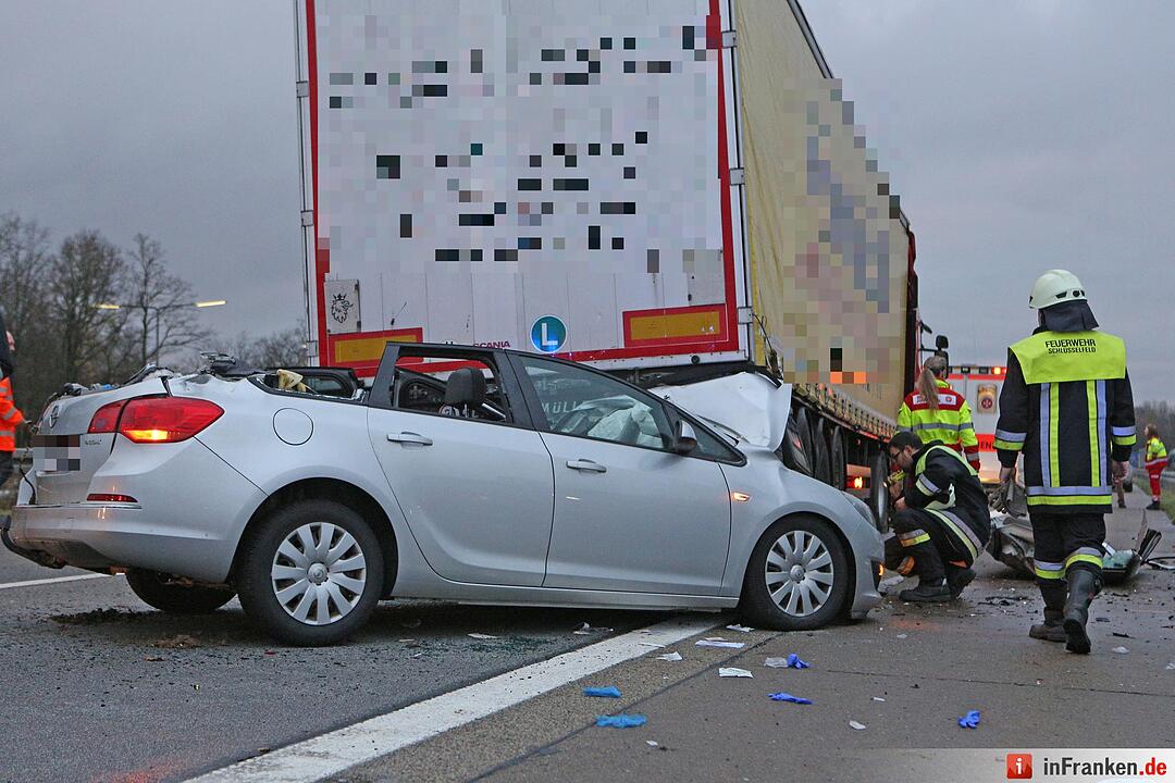A3 voll gesperrt: Pkw rutscht unter Lkw