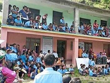 Mit den von Elfriede und Günter Christof gesammelten Spenden konnte in Nepal eine Schule errichtet werden. Und doch wird dort noch vieles gebraucht. Fotos: privat