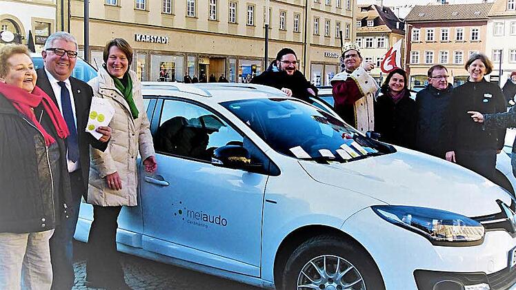 Renate Schilling, Bürgermeister Wolfgang Metzner und Moderatorin Gabriele Wiesemann (von links) sind wie Frankenkönig Mäc Härder Nutzer von "meiaudo". Foto: Marion Krüger-Hundrup