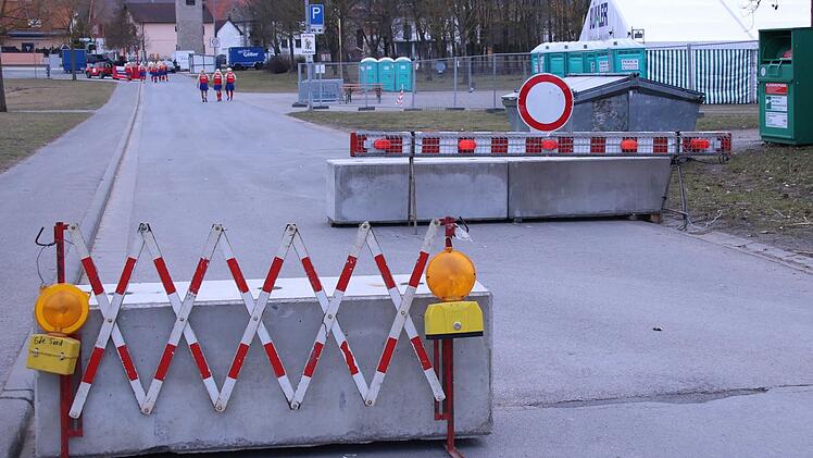 Schwere Betonblöcke sicherten am Festplatz in Sand die Zufahrt zum Faschingsgelände. Dort feierten die Sander und ihre Gäste nach dem großen Umzug im Festzelt am Altmain ihre Party.  Fotos: Klaus Schmitt