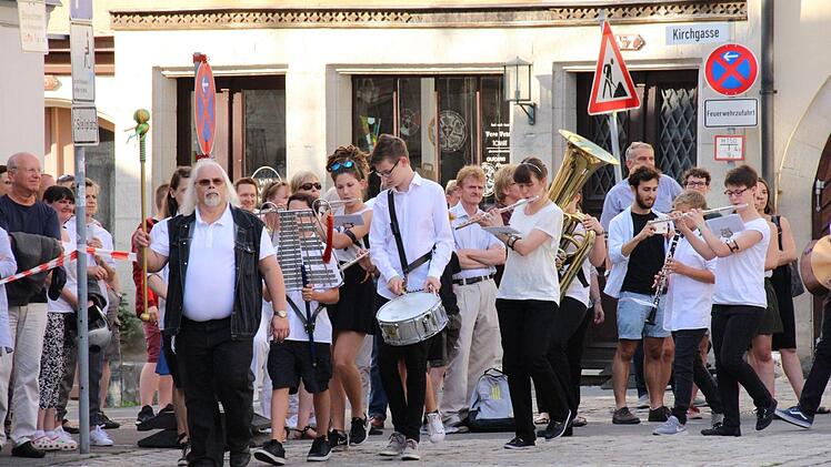 Einzug der Schüler mit Musik voraus. Foto: Simone Bastian