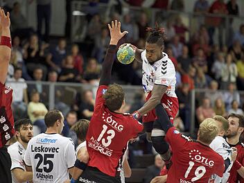Gegen die Sprungwürfe von Gary Hines (am Ball) war kaum kein Kraut gewachsen. Der US-Amerikaner steuerte fünf Treffer zum 26:23-Sieg des HSC Bad Neustadt gegen Eintracht Baunatal bei. Foto: Anand Anders