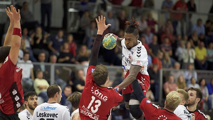 Gegen die Sprungwürfe von Gary Hines (am Ball) war kaum kein Kraut gewachsen. Der US-Amerikaner steuerte fünf Treffer zum 26:23-Sieg des HSC Bad Neustadt gegen Eintracht Baunatal bei. Foto: Anand Anders