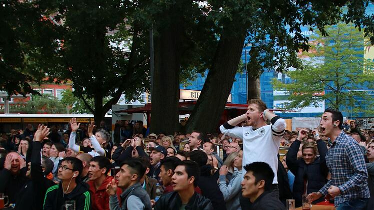 Ein Abend zwischen Hoffen und Bangen: Zahlreiche Fußball-Fans erlebten im Coburger Prinzengarten beim Public Viewing die Übertragung des WM-Vorrundenspiels zwischen Deutschland und Schweden.Foto: Jochen Berger