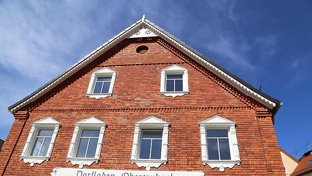Die Backsteinfassade mit wei&szlig;er Einrahmung der Fenster am Dorfladen Foto: Franz Galster