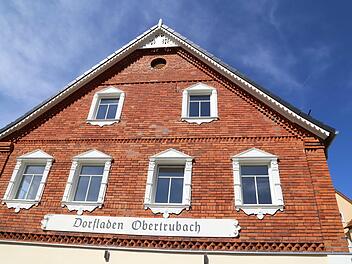 Die Backsteinfassade mit weißer Einrahmung der Fenster am Dorfladen Foto: Franz Galster