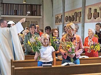 Kaplan Pawel Hardej besprengte die Kr&auml;uterb&uuml;schel mit Weihwasser.  Foto: Bruno Prei&szlig;inger