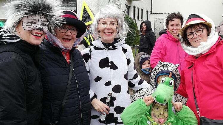 Turbulentes Faschingstreiben im Altort Ebenhausen. Foto: Sigismund von Dobschütz